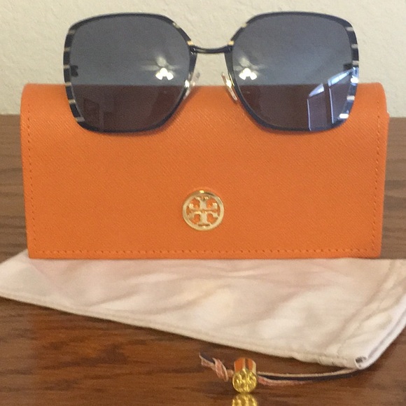 Tory Burch Accessories - ⬇️NWT Spring 18 Tory Burch Square Metal Sunglasses